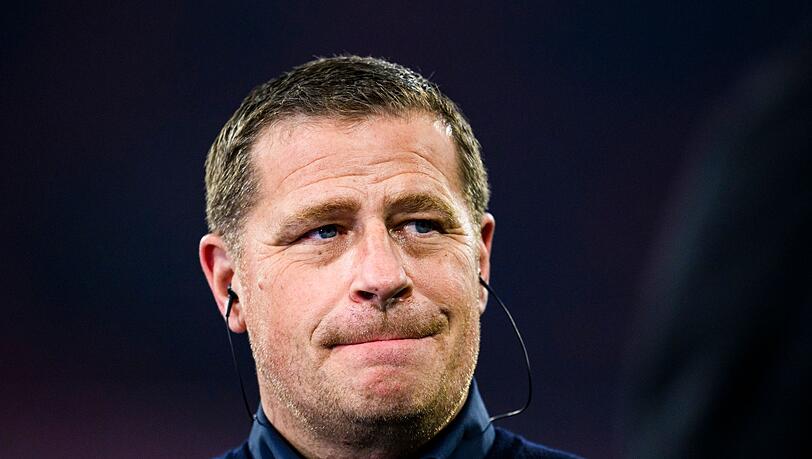 Münchens Sportvorstand Max Eberl steht vor dem Spiel im Stadion. Eberl sucht auch an Ostern einen neuen Trainer für den FC Bayern.