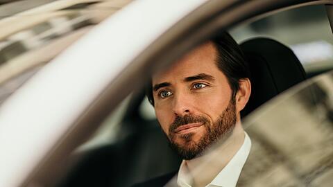 Christoph Weigler ist der Chef von Uber in Deutschland, Österreich und der Schweiz. Uber, Bolt und Co. wehren sich gegen die Stadt, die einen Mindestpreis für Mietwagen einführen will.