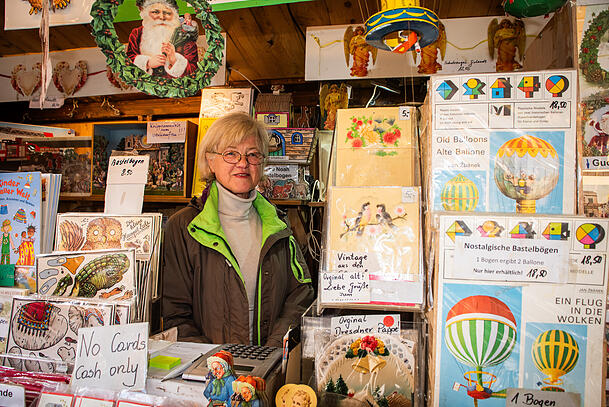 Alicja Piotrowska-Prößl an ihrem Nostalgie-Papierstand in der Herztropfengasse auf der Auer Dult. Alicja Piotrowska-Prößl an ihrem Nostalgie-Papierstand in der Herztropfengasse auf der Auer Dult.