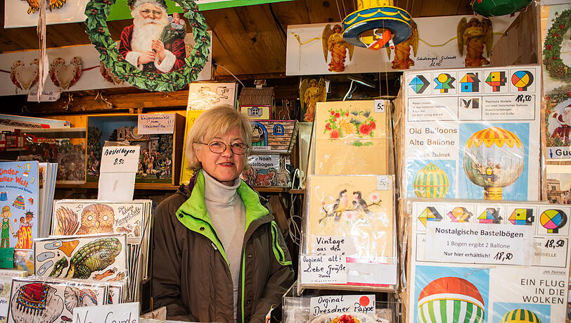 Alicja Piotrowska-Prößl an ihrem Nostalgie-Papierstand in der Herztropfengasse auf der Auer Dult.