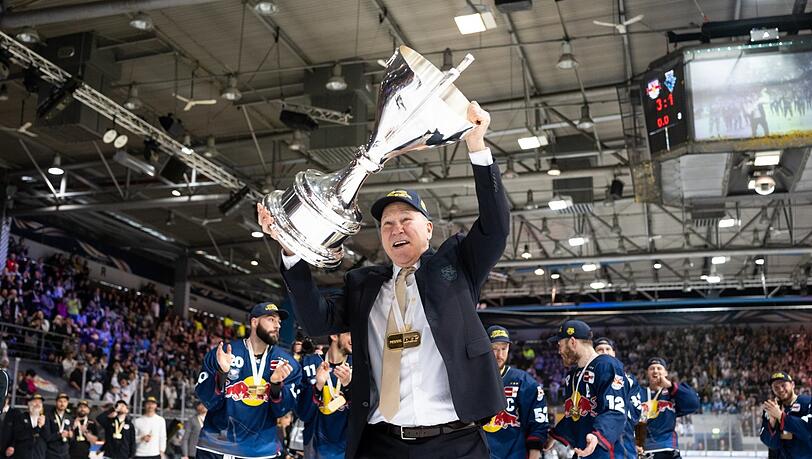Sein vierter Streich mit dem EHC Red Bull München: Don Jackson reckt am 22. April 2023 den Meisterpokal in die Luft und beendet danach seine einzigartige Karriere. Sein vierter Streich mit dem EHC Red Bull München: Don Jackson reckt am 22. April 2023 den Meisterpokal in die Luft und beendet danach seine einzigartige Karriere.