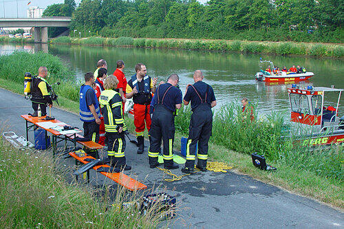 Insgesamt 45 Mann waren an der aufwändigen Suchaktion im und am Kanal bei Erlangen beteiligt.