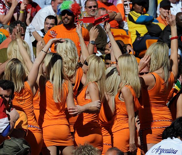 So heiß ist der Fußball: die weiblichen Fans - die allerschönste Nebensache der Welt.