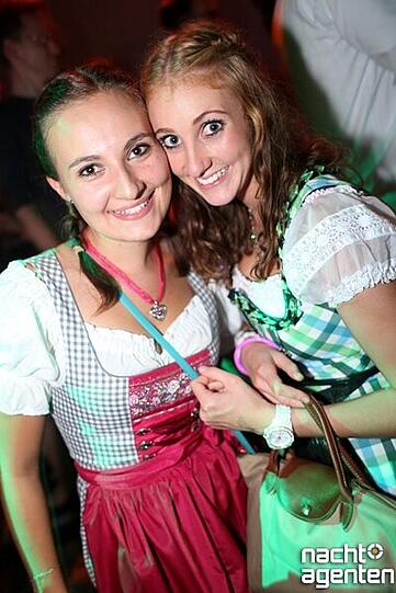 An der Hackerbrücke heißt es auch am Samstag "16 Tage Wiesn - 16 Tage Neuraum". Mehr Bilder unter: www.nachtagenten.de.
