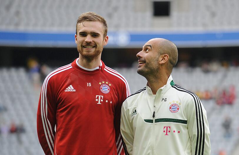 Der neue Coach und der neue Innenverteidiger: Pep Guardiola und der 1,95m-große Jan Kirchhoff. Foto: dpa
