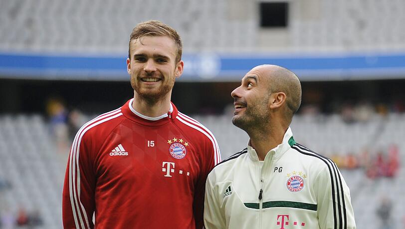 Der neue Coach und der neue Innenverteidiger: Pep Guardiola und der 1,95m-große Jan Kirchhoff. Foto: dpa Der neue Coach und der neue Innenverteidiger: Pep Guardiola und der 1,95m-große Jan Kirchhoff. Foto: dpa