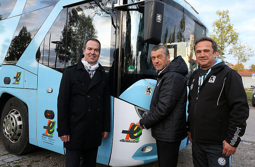 Michael Ettenhuber, Sportchef Florian Hinterberger und Busfahrer Siegfried Gschwendtner (v.l.).
