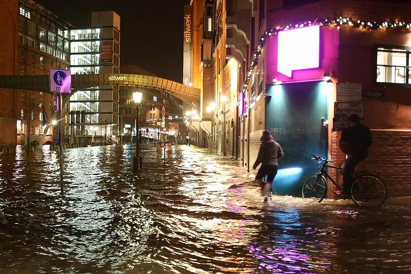 Auch die Große Elbstraße am Fischmarkt steht in Hamburg durch eine Sturmflut unter Wasser.