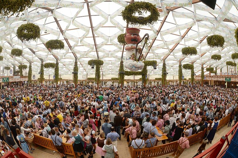 Die meisten Wiesn-Tische, die zur Reservierung ausgeschrieben sind, sind bereits weg. Höchsten zur Mittagszeit sind noch wenige Tische frei.