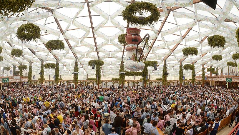 Die meisten Wiesn-Tische, die zur Reservierung ausgeschrieben sind, sind bereits weg. Höchsten zur Mittagszeit sind noch wenige Tische frei. Die meisten Wiesn-Tische, die zur Reservierung ausgeschrieben sind, sind bereits weg. Höchsten zur Mittagszeit sind noch wenige Tische frei.