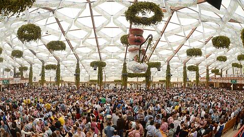 Die meisten Wiesn-Tische, die zur Reservierung ausgeschrieben sind, sind bereits weg. Höchsten zur Mittagszeit sind noch wenige Tische frei.