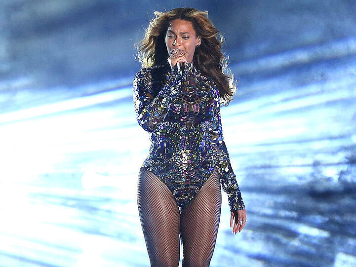 Bei den MTV Video Music Awards 2014 in Kalifornien tanzte Beyoncé einmal mehr in einem engen Body über die Bühne. Das Besondere: Das hautenge Outfit war über und über mit spiegelnden Glitzersteinchen versehen.