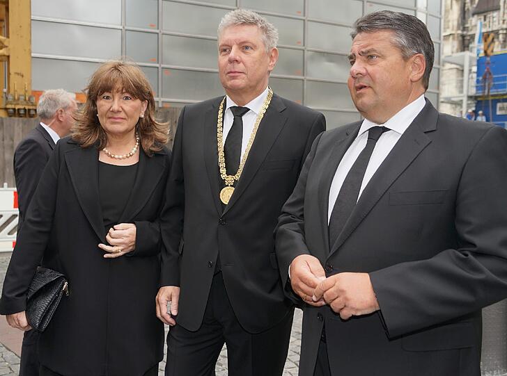 Dieter Reiter (m.) mit seiner Frau Petra und Sigmar Gabriel.