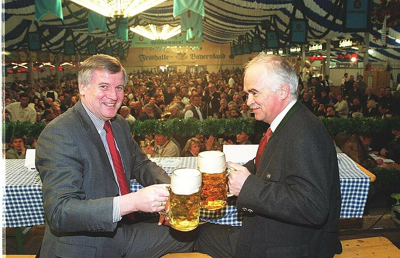 ... und viele Menschen im Festzelt sehen zu. Dieses Foto mit Horst Seehofer und Peter Gauweiler stammt aus dem Jahr 2000. Prost!