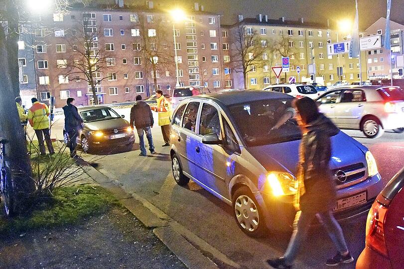 Unfallstelle Tegernseer Landstraße: Am Dienstagabend kollidierte dort ein Lkw mit einem Auto.