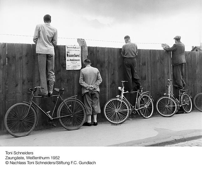 Foto von Toni Schneiders in der Ausstellung.