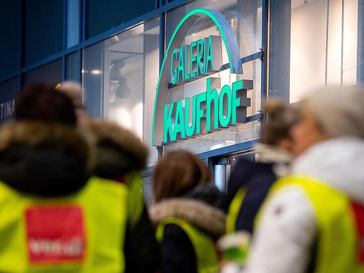 Kaufhof- und Karstadt-Beschäftigte protestieren vor einem Galeria Kaufhof Warenhaus in Stuttgart.
