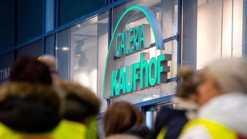 Kaufhof- und Karstadt-Beschäftigte protestieren vor einem Galeria Kaufhof Warenhaus in Stuttgart. Kaufhof- und Karstadt-Beschäftigte protestieren vor einem Galeria Kaufhof Warenhaus in Stuttgart.