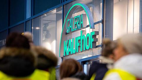 Kaufhof- und Karstadt-Beschäftigte protestieren vor einem Galeria Kaufhof Warenhaus in Stuttgart.