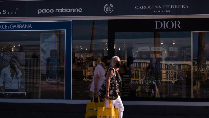 Zwei Frauen mit Mundschutz gehen in der Nähe von Playa Martinez in Santa Cruz de Tenerife shoppen. Auf den Kanarischen Inseln ist ein neuer Rekord an Neuinfektionen registriert worden. Zwei Frauen mit Mundschutz gehen in der Nähe von Playa Martinez in Santa Cruz de Tenerife shoppen. Auf den Kanarischen Inseln ist ein neuer Rekord an Neuinfektionen registriert worden.