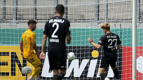 St. Paulis David Otto (r) erzielt per Kopf das Tor zur zwischenzeitlichen 2:3-Führung beim SV Straelen.