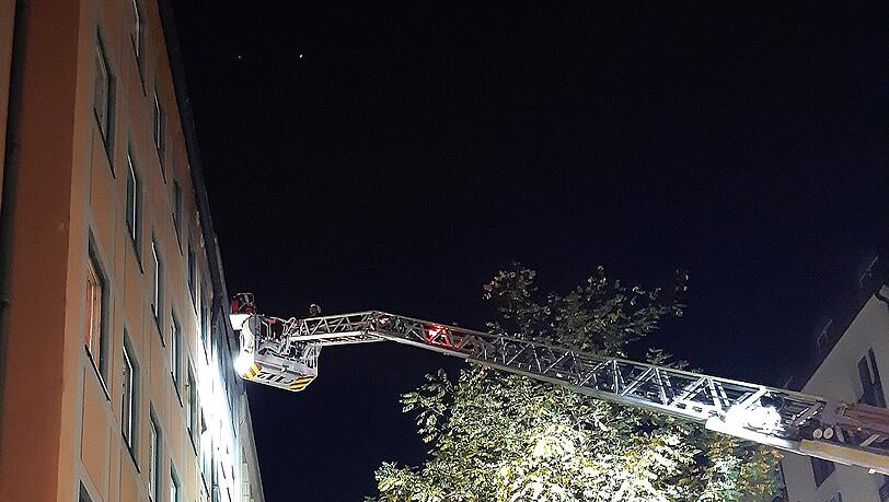 Die Feuerwehr am Einsatzort in der Sendlinger Straße.