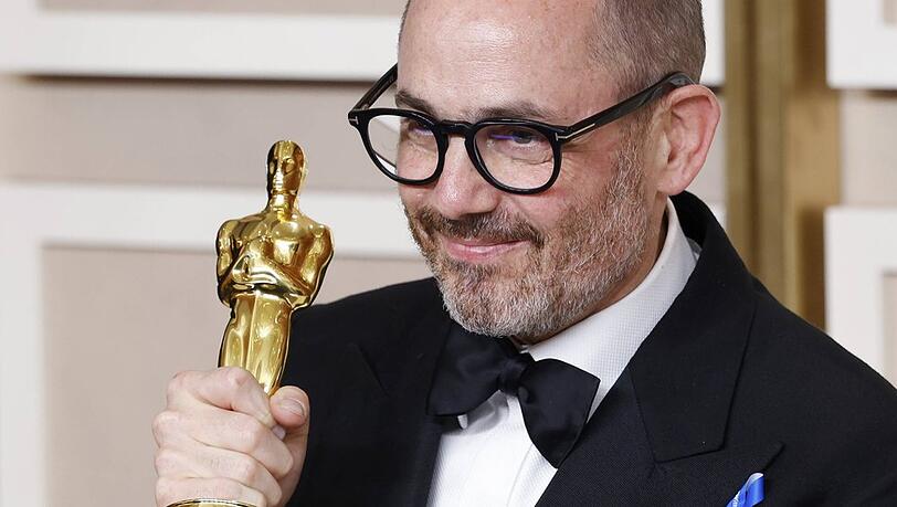 Edward Berger mit einem der vier Oscars für "Im Westen nichts Neues".
