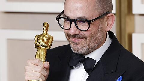 Edward Berger mit einem der vier Oscars für "Im Westen nichts Neues".