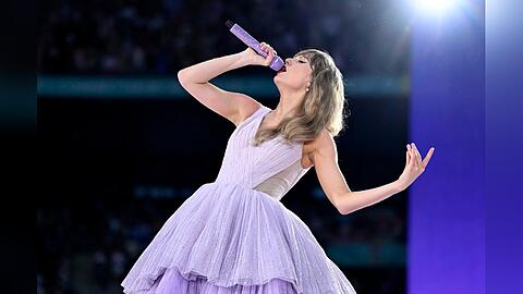 Das üppige Ballkleid von Taylor Swift glitzerte auf der Bühne - nun ist es ein Ausstellungstück.