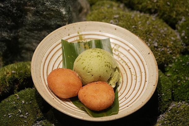 Fünfter Gang: Matcha-Eis auf Kürbis-Klebreis-Küchlein. Fünfter Gang: Matcha-Eis auf Kürbis-Klebreis-Küchlein.