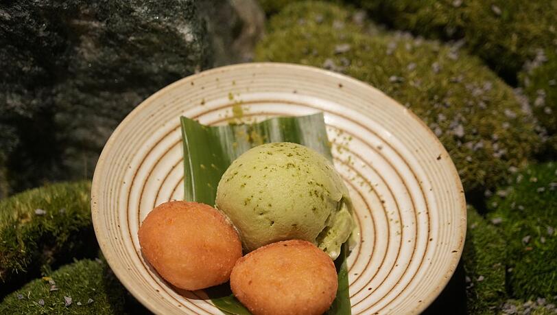 Fünfter Gang: Matcha-Eis auf Kürbis-Klebreis-Küchlein. Fünfter Gang: Matcha-Eis auf Kürbis-Klebreis-Küchlein.