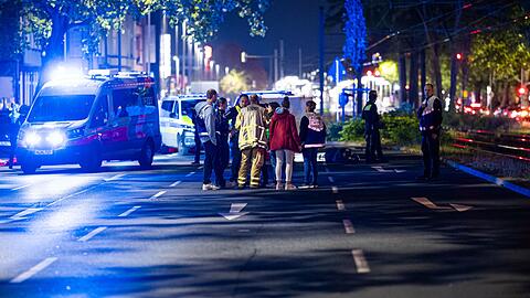 Einsatzkräfte versorgen mehrere Menschen nach einer Schießerei in Hannover.