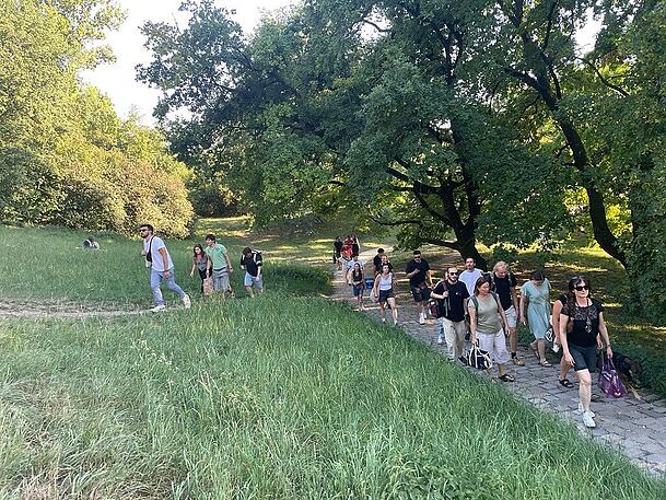 Zahlreiche Menschen kamen schon früh in den Olympiapark, um von dort die Sofi zu verfolgen. Zahlreiche Menschen kamen schon früh in den Olympiapark, um von dort die Sofi zu verfolgen.