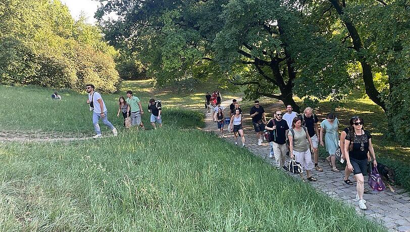 Zahlreiche Menschen kamen schon früh in den Olympiapark, um von dort die Sofi zu verfolgen. Zahlreiche Menschen kamen schon früh in den Olympiapark, um von dort die Sofi zu verfolgen.