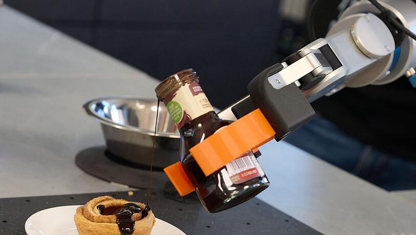 Kochende Roboter werden an einigen Stellen bereits eingesetzt. (Symbolbild) Kochende Roboter werden an einigen Stellen bereits eingesetzt. (Symbolbild)