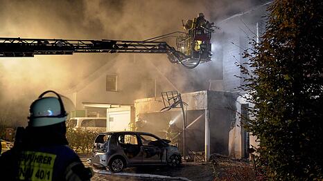 Die Feuerwehr konnte den Brand l&ouml;schen, der vom Carport auf das Wohnhaus &uuml;bergesprungen war.
