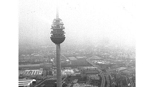 Kein TV, kein Radio: Der Blackout legte den Fernmeldeturm lahm. Kein TV, kein Radio: Der Blackout legte den Fernmeldeturm lahm.