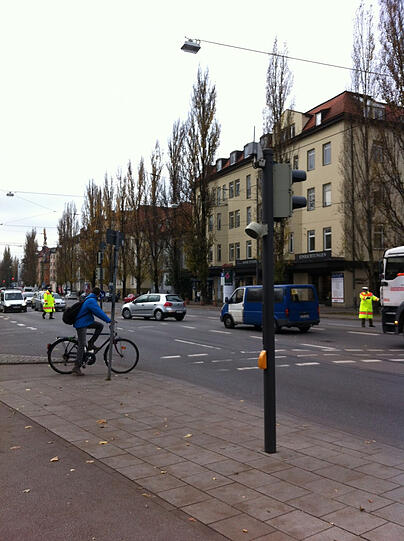 An der Ecke Leopoldstraße/Ungererstraße regelt die Polizei am Morgen den Verkehr.