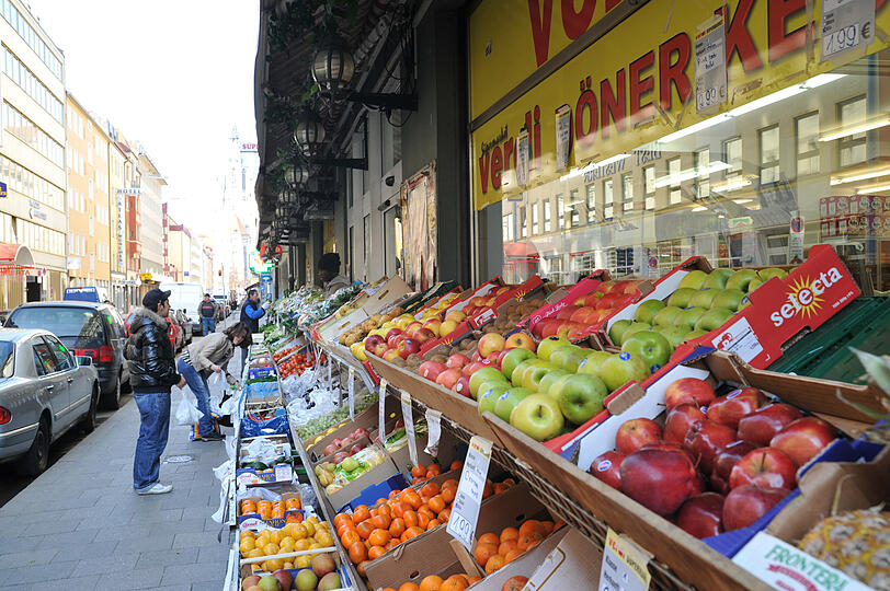 Rund um den Hauptbahnhof reihen sich die türkischen Supermärkte. Frisches Obst und Gemüse sind dort gar nicht teuer.