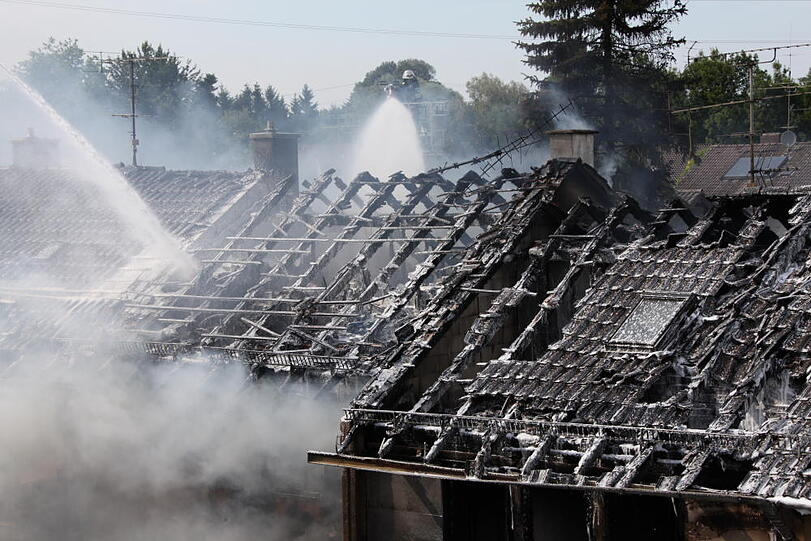 Rauchschwaden in Eiselfing: Ein Wohnhaus steht in Flammen.