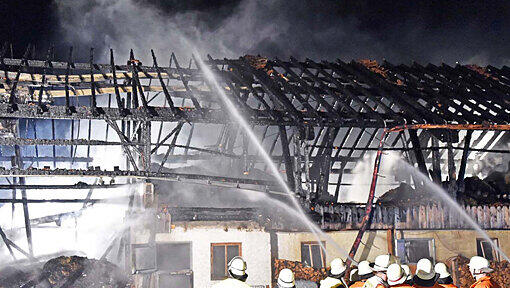 Einsatzkräft der Feuerwehr bekämpfen den Brand in Gaißach. Einsatzkräft der Feuerwehr bekämpfen den Brand in Gaißach.