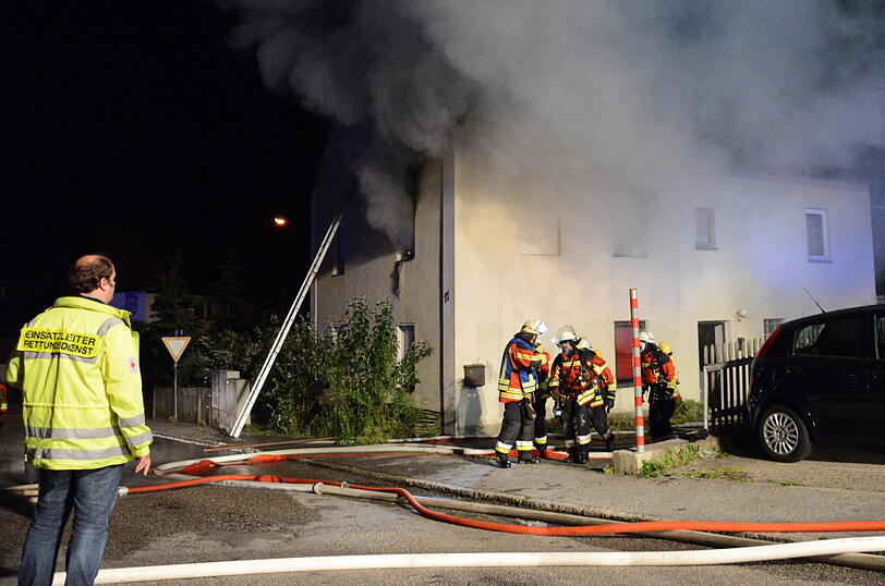 Zum Vollbrand eines Wohnhauses wurden die Feuerwehren aus Vilsbiburg, Seyboldsdorf, Aich und Bonbruck in der Nacht von Freitag auf Samstag kurz vor ein Uhr alarmiert.