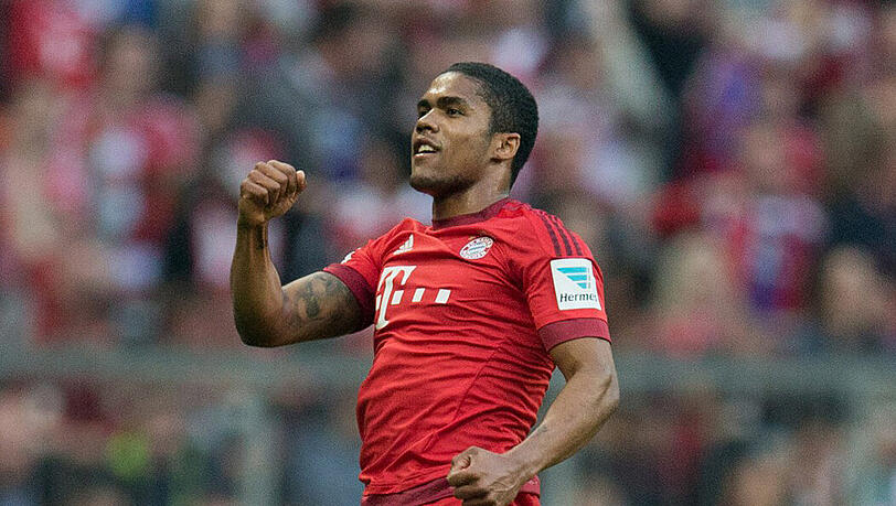 Bayerns Douglas Costa feiert seinen Treffer beim Spiel gegen Stuttgart. Bayerns Douglas Costa feiert seinen Treffer beim Spiel gegen Stuttgart.