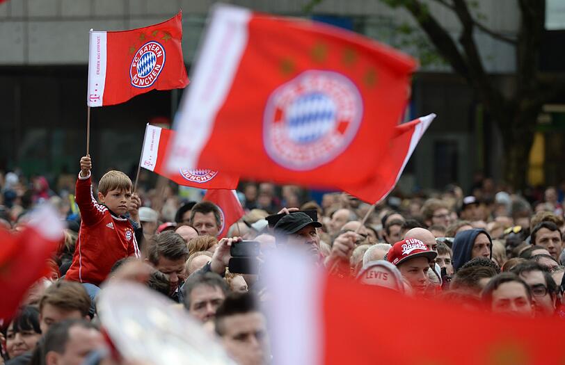 Am Sonntag feierte der FC Bayern (Männer wie Frauen) den Gewinn der Deutschen Meisterschaft. Tausende Fans waren auf den Marienplatz gekommen. Die Bilder.