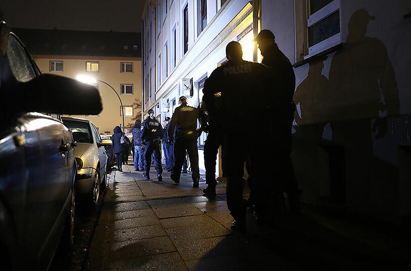 Seit Dienstag Früh läuft die Großrazzia gegen die "Lies!"-Salafisten. Die Bilder vom Polizeieinsatz.