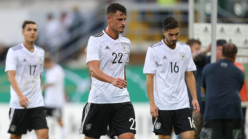 Die deutschen Spieler Florian Neuhaus, Janni Serra und Suat Serdar (von links) schleichen enttäuscht vom Platz.