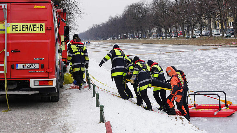 Weitere Bilder des Eisrettungsübung.