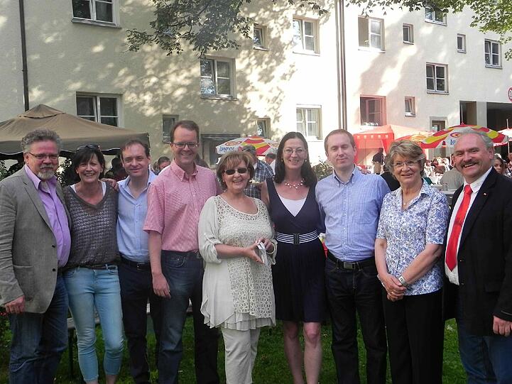 Die Gastgeber und Ehrengäste des Hoffests im SPD-Bürgerbüro.