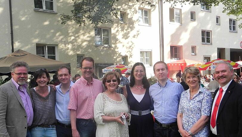 Die Gastgeber und Ehrengäste des Hoffests im SPD-Bürgerbüro. Die Gastgeber und Ehrengäste des Hoffests im SPD-Bürgerbüro.