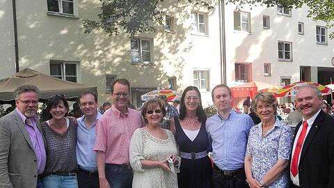 Die Gastgeber und Ehrengäste des Hoffests im SPD-Bürgerbüro.